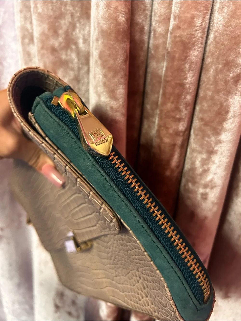 Pour La Victoire stylish taupe